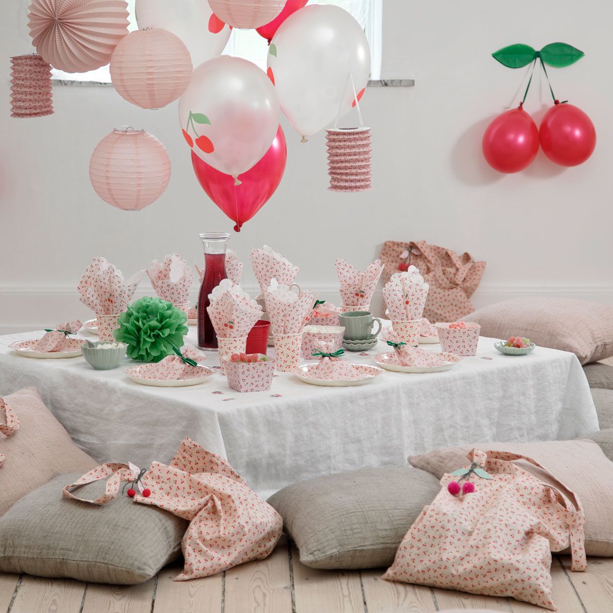 Organising Baby Shower : Organising A Baby Shower For Charity Tiny Tickers / A baby shower cake ...